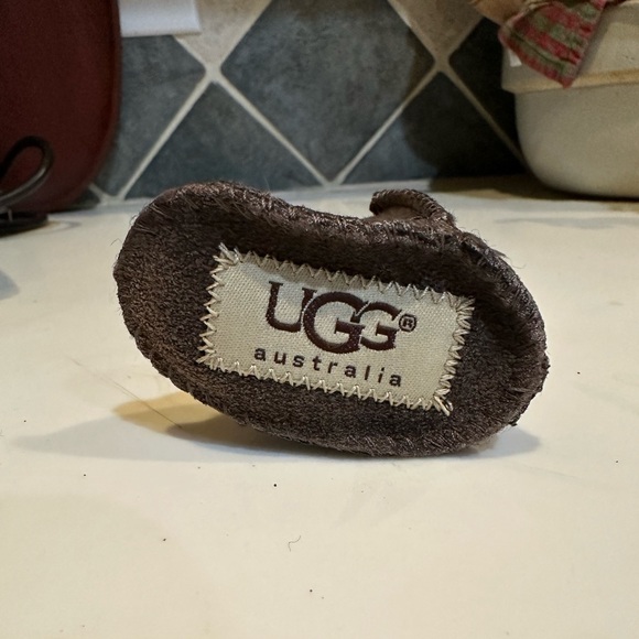 VTG NEW UGG KEYCHAIN WITH ORIGINAL SEALED CHAPSTICK BROWN SHEARLING LAMB SKIN 3” - Picture 13 of 14